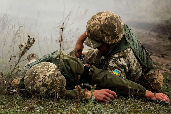 Боевики на Донбассе ранили двух украинских бойцов