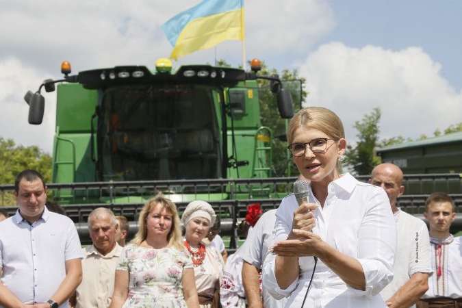 Юлія Тимошенко закликала українців звертатися до неї&nbsp;з будь-якого проблемного питання, пов'язаного з землею - Тимошенко обіцяє не відпочивати все літо, адже в країні триває «грандіозна афера»