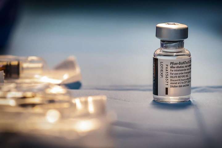 Україна дозволила зберігати вакцину Pfizer у звичайному холодильнику