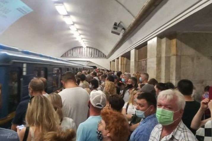 У Києві зупинилися потяги на «червоній» лінії метро: що сталося
