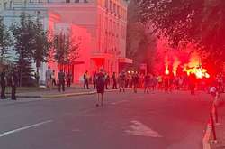 Під будівлею МВС у Києві «святкують» відставку Авакова (відео)