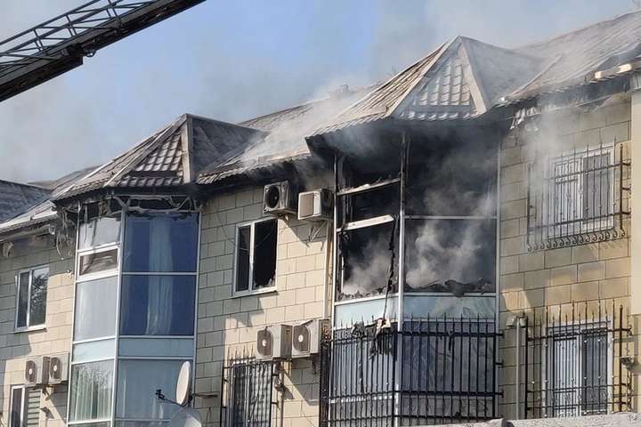У Мелітополі сталася пожежа в будинку, де живе мер (фото, відео)