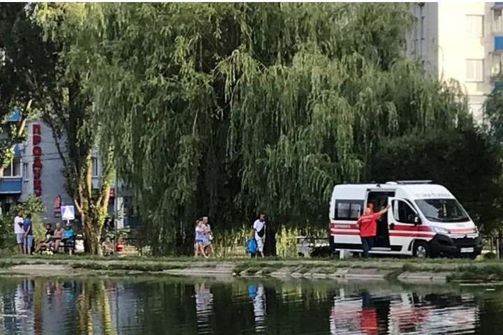 В озері парку у Броварах потонула молода жінка