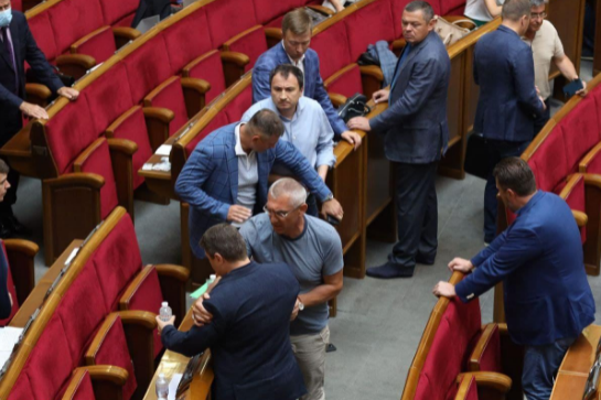 Бійка у Раді: Івченко вдарив «слугу» Сольського (фото)