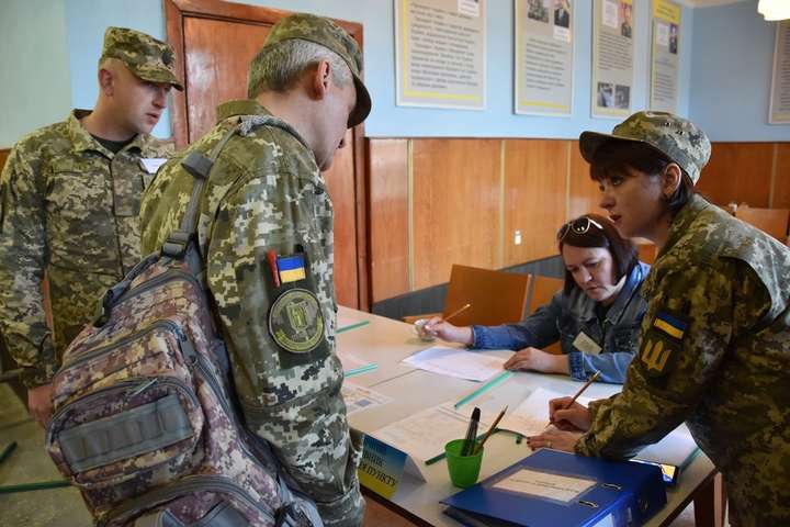 Збройні сили України збільшаться до 261 тисячі військових 
