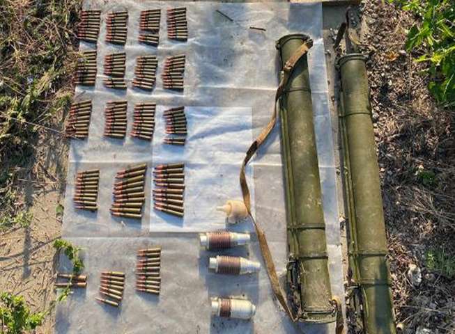Силовики відкопали кілька схронів зброї на півдні України 