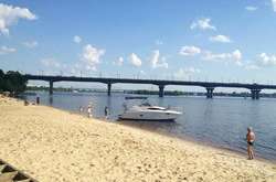 На пляжах столиці можна лише засмагати