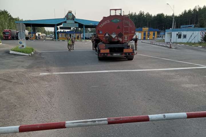 Нетверезий далекобійник протаранив шлагбаум у пункті пропуску на кордоні з Білоруссю