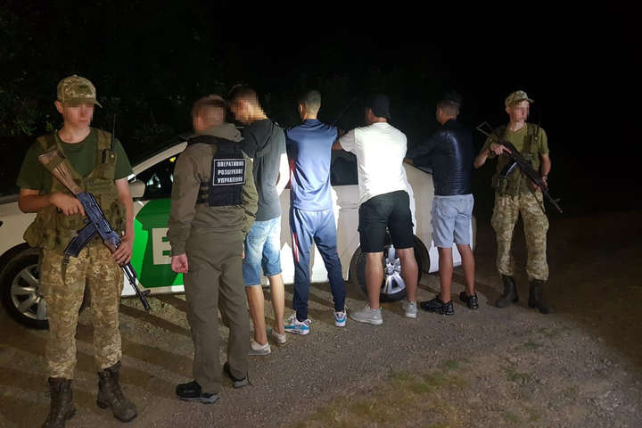 Мігранти з Алжиру штурмують українські кордони в Закарпатті