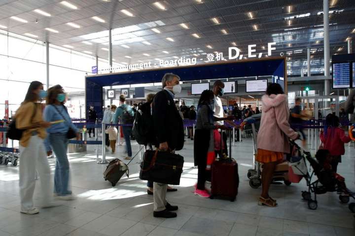 Франція посилить правила в'їзду для нещеплених туристів з деяких країн
