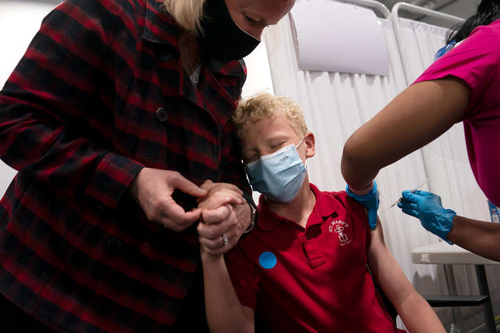 У Британії відмовилися від ідеї масової вакцинації дітей та підлітків