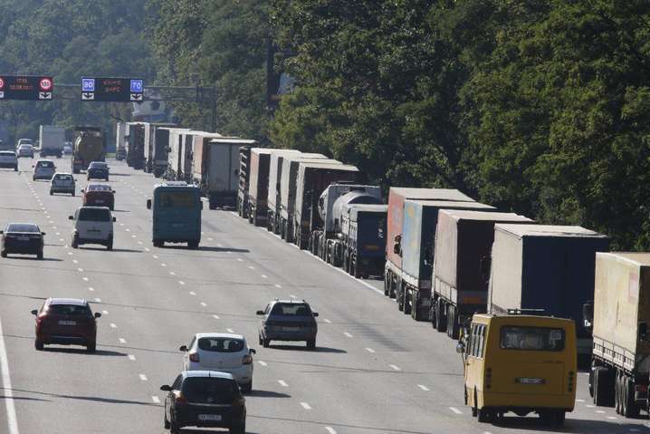 Через погіршення погоди Київ закривають для вантажівок