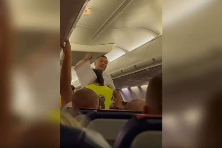 В Одесі з літака зняли пасажира, що відмовлявся одягнути маску