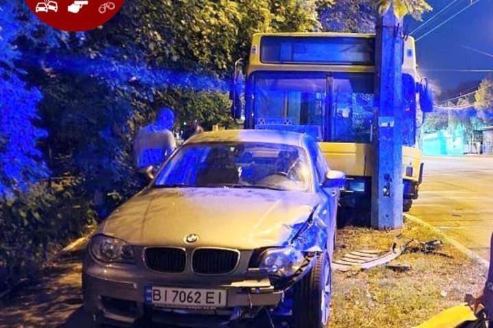 У Києві водій пішов по каву, а його автобус покотився і протаранив автомобіль