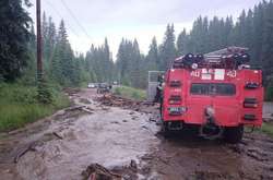 На Закарпатті зійшли селеві потоки, бурхлива вода зносить все на своєму шляху