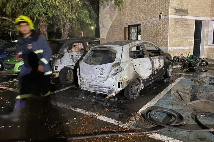 На Кіпрі ковід-противники влаштували безлади: спалені авто та побиті вікна