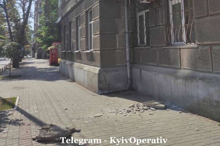 З історичної будівлі в центрі Києва обвалюється фасад (фото)