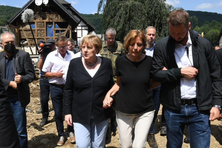 «Жуткие картины». Меркель посетила разрушенный наводнением поселок Германии