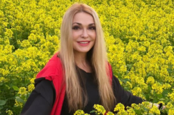 54-летняя Сумская в бикини устроила горячие танцы на пляже (видео)