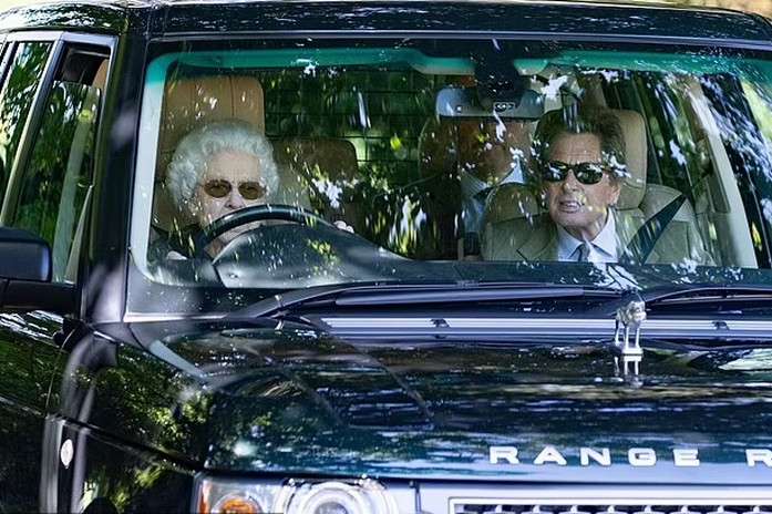 95-річну королеву Єлизавету ІІ сфотографували за кермом Range Rover