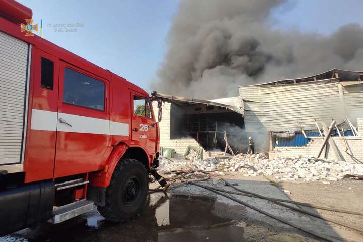 Рятувальники майже 3,5 години гасили масштабну пожежу на складі в Києві