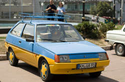 У Києві помітили незвичну «євробляху»: жовто-блакитну «Таврію» (фото)