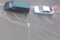 У Києві апокаліпсис: потоки води зносять все на своєму шляху (відео)