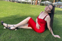 Жена Гордона в купальнике похвасталась пышной фигурой на пляже (фото)