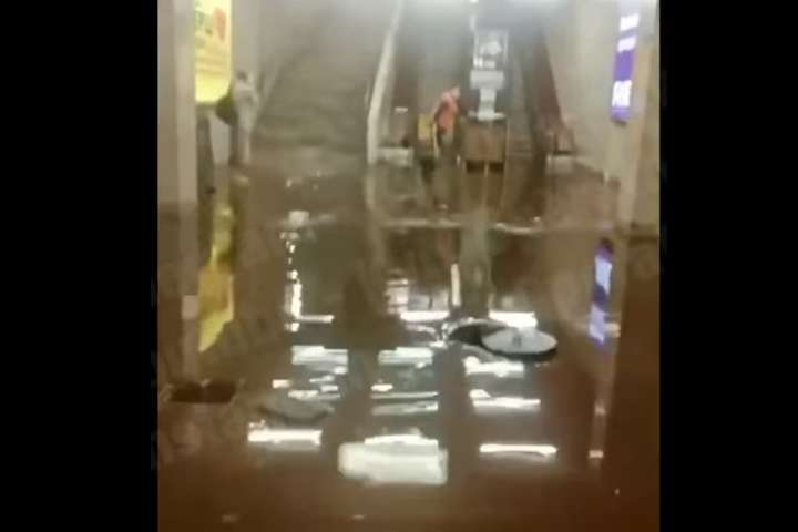 Станцію метро «Берестейська» затопило (відео)