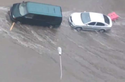 В Киеве апокалипсис: потоки воды сносят все на своем пути (видео)