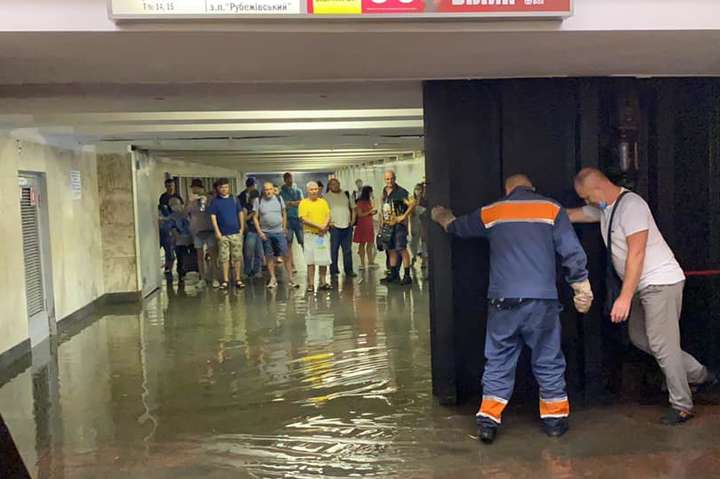 Станцію метро «Берестейська» герметично закрили через потоп (фото)