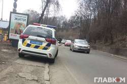  Патрульна поліція запаркувалася на тротуарі / Фото: Glavcom.ua 
