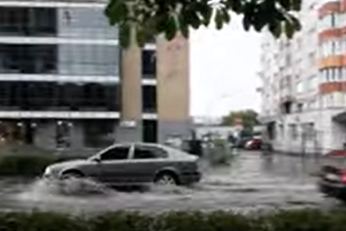 Хмельницький перетворився на бурхливу ріку (відео)