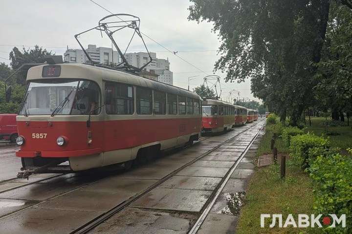 Через підтоплення в Києві заблоковано рух трамваїв (фото)