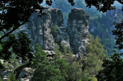 Гора Циркельштайн, самая маленькая из гор Саксонской Швейцарии, расположена в пяти километрах к юго-востоку от Бад-Шандау 