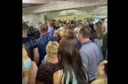 Скупчення пасажирів у вестибюлі станції метро «Академмістечко»