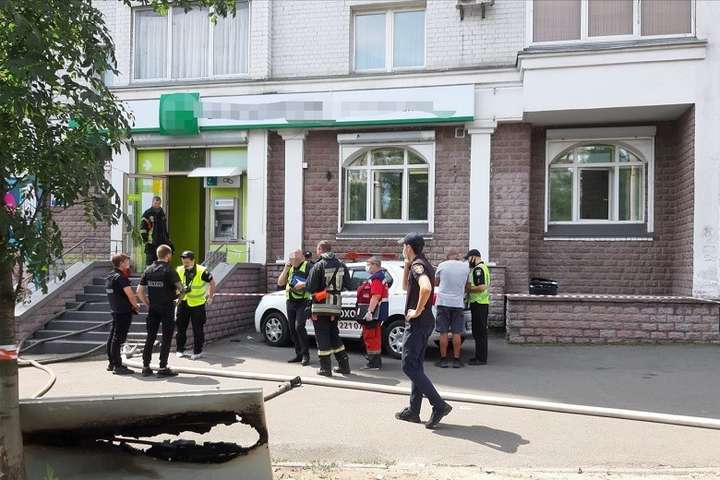 У Києві озброєна жінка із «коктейлем Молотова» скоїла напад на банк (фото)