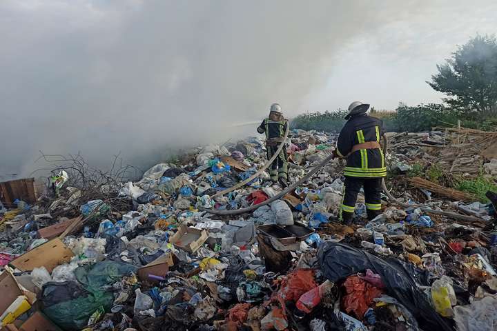 На Київщині два дні підряд спалахувало несанкціоноване сміттєзвалище (фото)