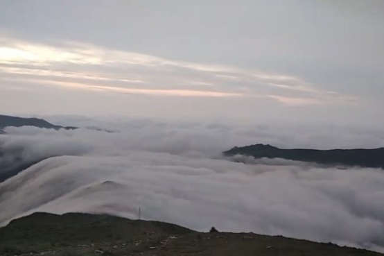 У Карпатах хмари утворили казковий водоспад (відео)