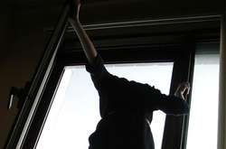 Жінка випала з вікна, але її встигли схопити за ногу патрульні