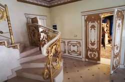 «Несмак і бутафорія»: у мережі висміяли інтер’єр будинку російського посадовця (відео)