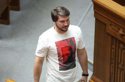 Депутат від «слуг» вигуляв у Раді футболку за 3,5 тис. грн (фото)