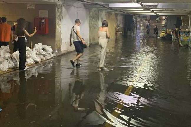 У Києві знову потоп: в метро звозять мішки з піском (відео)