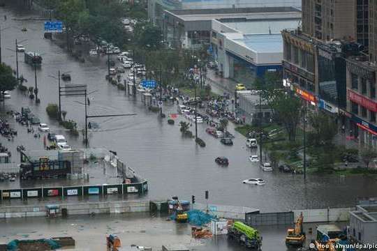 Люди по пояс у воді: у Китаї злива затопила місто Чженчжоу (фото, відео)