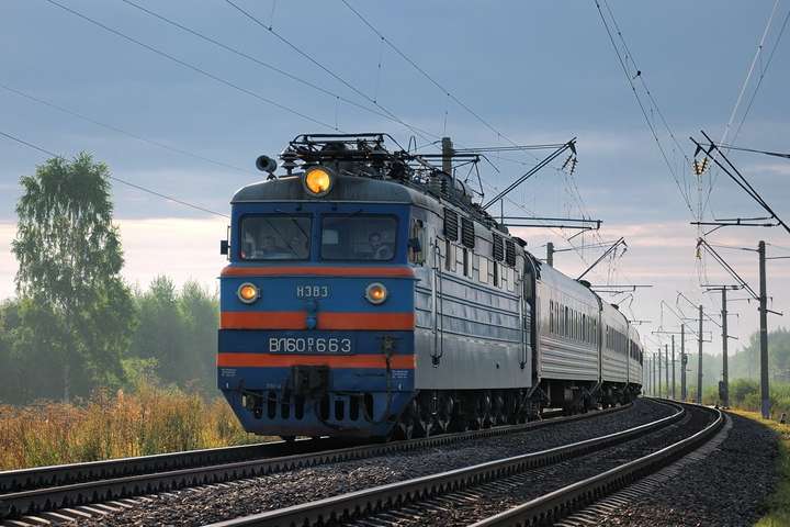 В Україні через негоду затримується низка потягів (перелік рейсів)