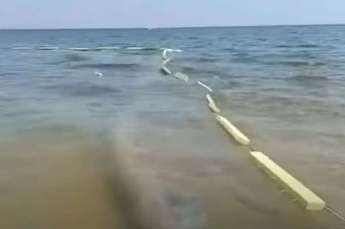 Курортну Кирилівку почали рятувати від медуз (відео) 