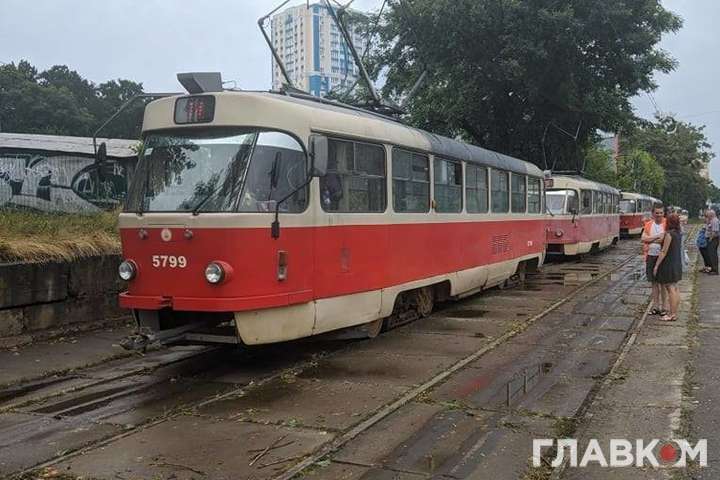 Через підтоплення в Києві зупинився рух трамваїв