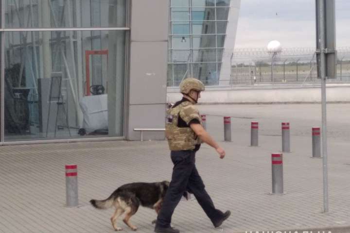 Запідозрили вибухівку: у львівському аеропорту підірвали ноутбук іноземки (фото)