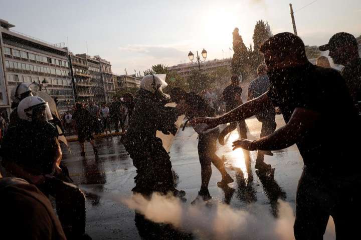 Поліція Афін розігнала мітинг антивакцинаторів водометом і сльозогінним газом