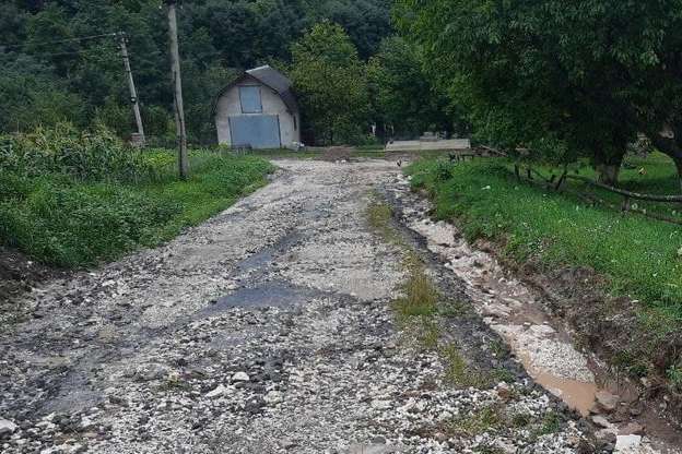 На Тернопільщині дощі зруйнували дорогу та лінію електропередач (фото)
